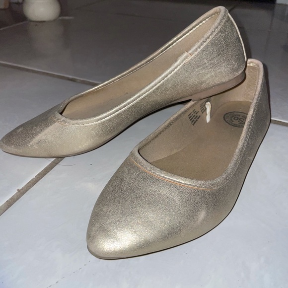 So Golden Pointed Toe Flats